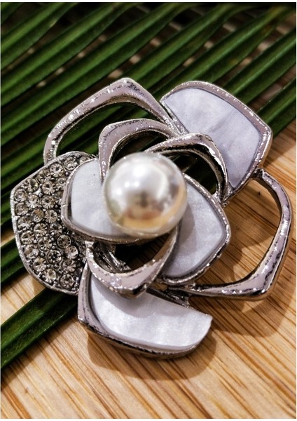 Incili Beyaz Gül Figürlü Broş