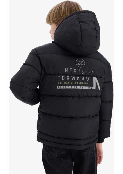 Erkek Çocuk Su Geçirmez Kapüşonlu Sırt Baskılı Fermuarlı Şişme Mont C5522A825AU