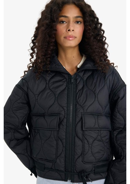 Su Geçirmez Regular Fit Fermuarlı Kapitoneli Mont E8674AX25AU fırsatları