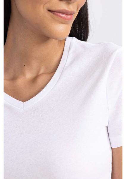 Kadın Beyaz Slim Fit Dar Kesim V Yaka Düz Basic %100 Pamuk Kısa Kollu Tişört B0647AXNS