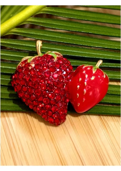 Kırmızı Çilek Figürlü Broş