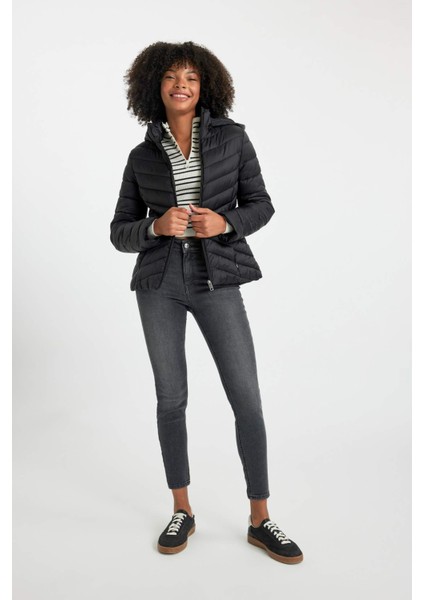 Su Geçirmez Hafif Şişme Mont Kapüşonlu Kapitoneli Fermuarlı Cepli Basic Düz Mevsimlik B2030AX24SP