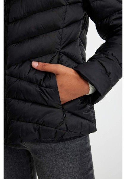 Su Geçirmez Hafif Şişme Mont Kapüşonlu Kapitoneli Fermuarlı Cepli Basic Düz Mevsimlik B2030AX24SP