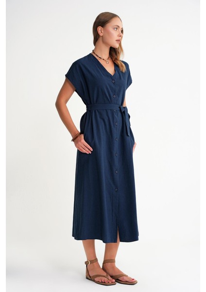 Kadın Denim Elbise V Yaka Düğme Detaylı Keten Midi Klasik Stil Lacivert fiyatları