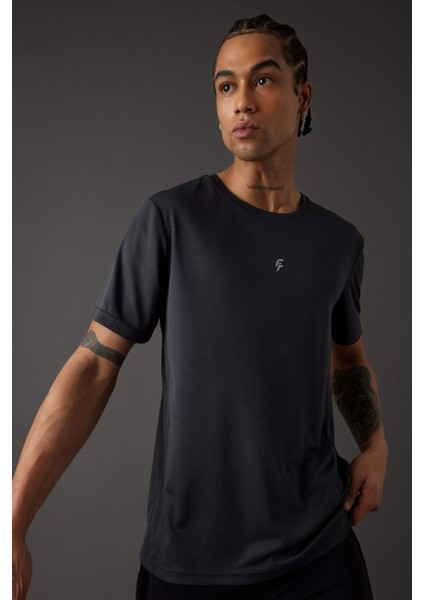 Fit Slim Fit Dar Kesim Bisiklet Yaka Baskılı Sporcu Kısa Kollu Tişört