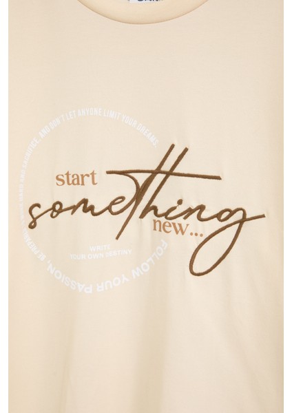 Krem Yazı Nakışlı Sırtı Baskılı Erkek Çocuk Bisiklet Yaka Tişört 20898 fiyatları