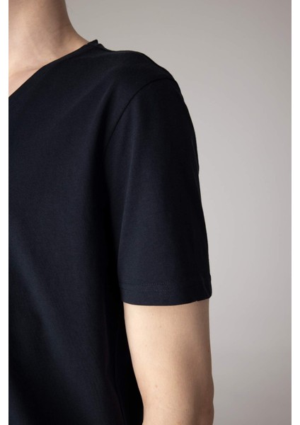 %100 Pamuk Slim Fit Dar Kesim V Yaka Basic Düz Kısa Kollu Tişört M7668AZ24SP