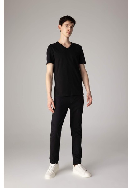 %100 Pamuk Slim Fit Dar Kesim V Yaka Basic Düz Kısa Kollu Siyah Tişört M7668AZ24SP