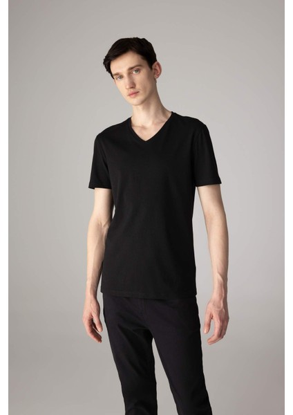 %100 Pamuk Slim Fit Dar Kesim V Yaka Basic Düz Kısa Kollu Siyah Tişört M7668AZ24SP