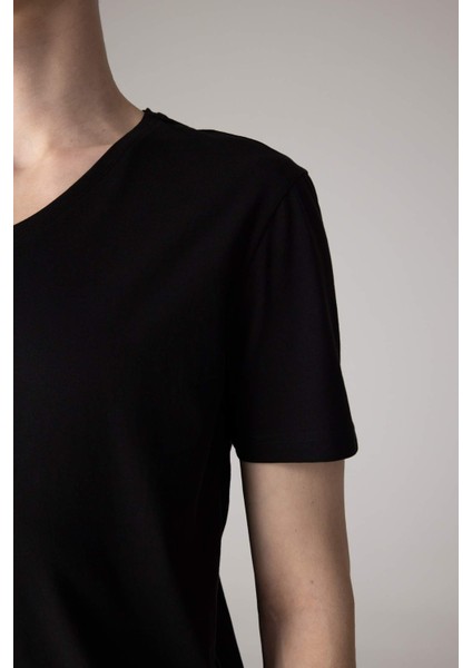 %100 Pamuk Slim Fit Dar Kesim V Yaka Basic Düz Kısa Kollu Siyah Tişört M7668AZ24SP