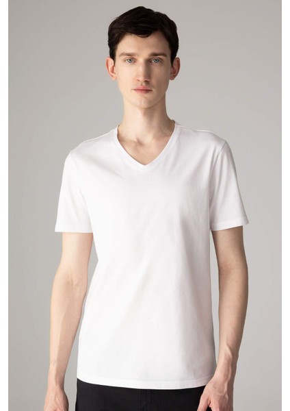 %100 Pamuk Slim Fit Dar Kesim V Yaka Basic Düz Kısa Kollu Beyaz Tişört M7668AZ24SP