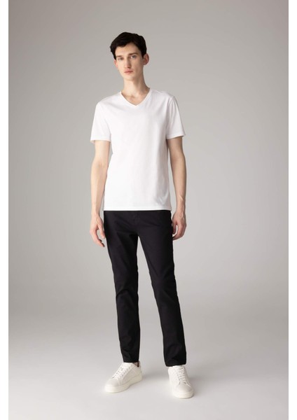 %100 Pamuk Slim Fit Dar Kesim V Yaka Basic Düz Kısa Kollu Beyaz Tişört M7668AZ24SP