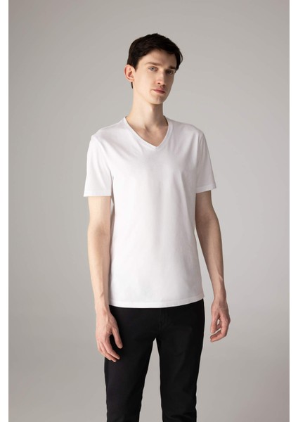 %100 Pamuk Slim Fit Dar Kesim V Yaka Basic Düz Kısa Kollu Beyaz Tişört M7668AZ24SP