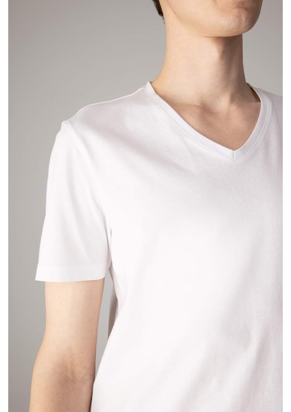 %100 Pamuk Slim Fit Dar Kesim V Yaka Basic Düz Kısa Kollu Beyaz Tişört M7668AZ24SP