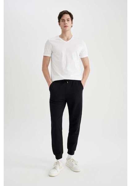 %100 Pamuk Slim Fit Dar Kesim V Yaka Basic Düz Kısa Kollu Beyaz Tişört M7668AZ24SP