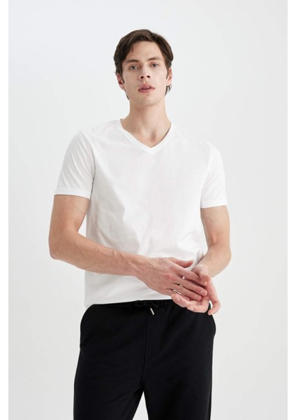 %100 Pamuk Slim Fit Dar Kesim V Yaka Basic Düz Kısa Kollu Beyaz Tişört M7668AZ24SP