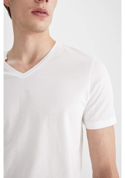 %100 Pamuk Slim Fit Dar Kesim V Yaka Basic Düz Kısa Kollu Beyaz Tişört M7668AZ24SP