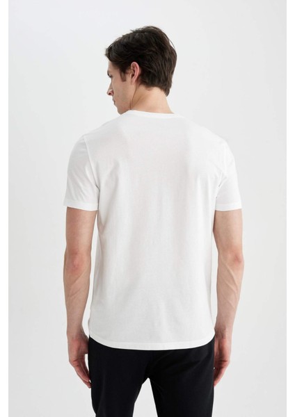 %100 Pamuk Slim Fit Dar Kesim V Yaka Basic Düz Kısa Kollu Beyaz Tişört M7668AZ24SP