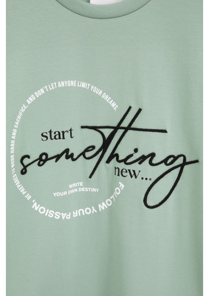 Yeşil Yazı Nakışlı Sırtı Baskılı Erkek Çocuk Bisiklet Yaka Tişört 20897 fiyatları