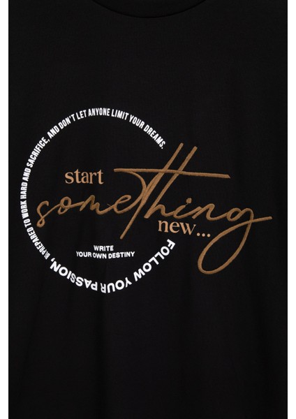 Siyah Yazı Nakışlı Sırtı Baskılı Erkek Çocuk Bisiklet Yaka Tişört 20895 fiyatları