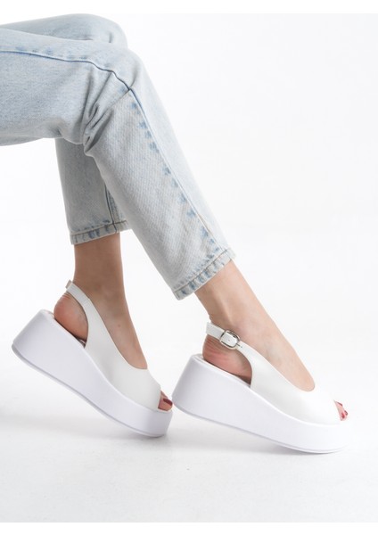 Yazlık Kadın Sandalet Yüksek Dolgu Taban ve Suni Deri Malzeme ile Şık Tasarım modelleri