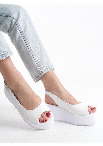 Yazlık Kadın Sandalet Yüksek Dolgu Taban ve Suni Deri Malzeme ile Şık Tasarım fırsatları