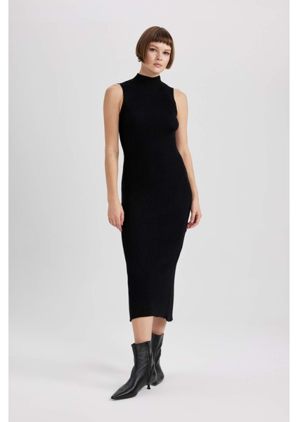 Fitted Vücuda Oturan Yarım Balıkçı Yaka Basic Düz Kolsuz Midi Triko Elbise