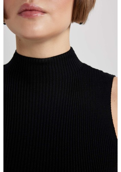 Fitted Vücuda Oturan Yarım Balıkçı Yaka Basic Düz Kolsuz Midi Triko Elbise