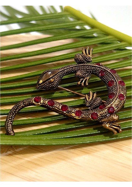 Keltenkle Figürlü Broş