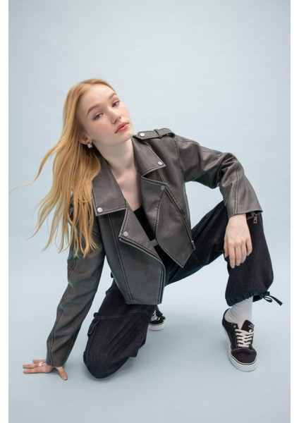 Regular Kalıp Fermuarlı Eskitme Suni Deri Kısa Bomber Ceket B8663AX24SP