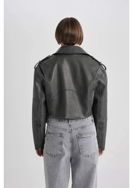 Regular Kalıp Fermuarlı Eskitme Suni Deri Kısa Bomber Ceket B8663AX24SP