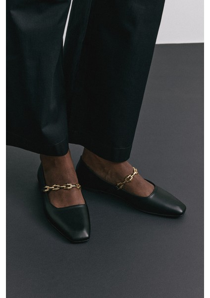 Babet 2521 - Parlak Zincir Detaylı Siyah Kadın Babet