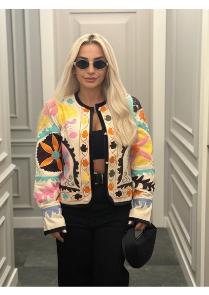 Düğmeli Nakış Detaylı Kolları Bol Kadın Renkli Ceket