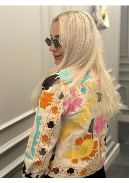 Düğmeli Nakış Detaylı Kolları Bol Kadın Renkli Ceket fiyatları