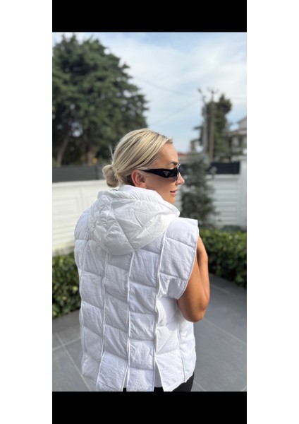 Fermuarlı Taş Detaylı Kısa Kollu Beyaz Kadın Ceket fırsatları