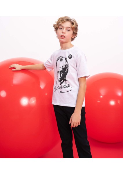 Erkek Çocuk Bisiklet Yaka Atatürk Baskılı Kısa Kollu Beyaz Tişört B6938A824SM