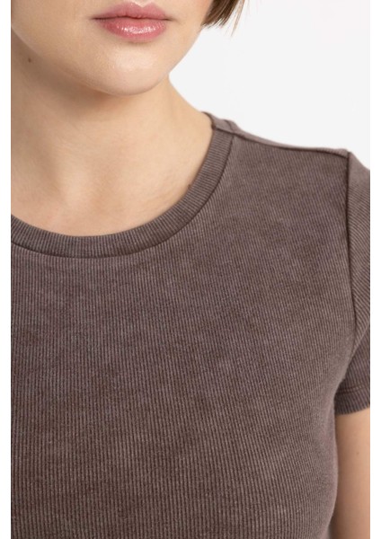 Fitted Bisiklet Yaka Kısa Kollu Yıkamalı Soluk Efektli Basic Düz Tişört B9229AX24SM