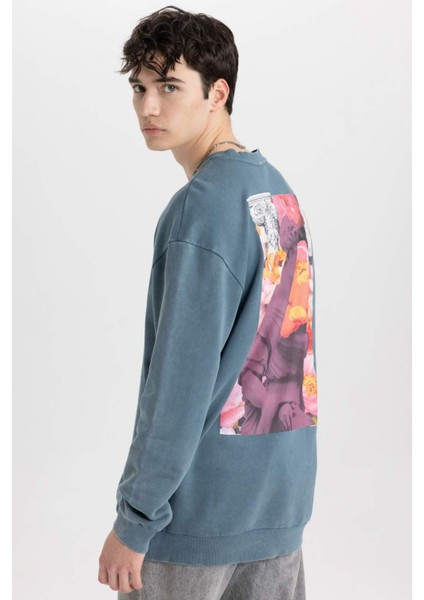 %100 Pamuk Comfort Regular Fit Rahat Kalıp Bisiklet Yaka Sırt Baskılı Yıkamalı Soluk Efektli Sweatshirt C1664AX24SP