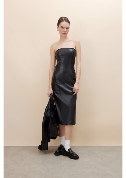 Bodycon Vücudu Saran Straplez Basic Düz Yırtmaçlı Suni Deri Midi Elbise C2284AX24SP