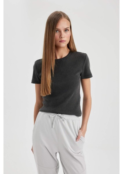 Fitted Bisiklet Yaka Kısa Kollu Yıkamalı Soluk Efektli Tişört