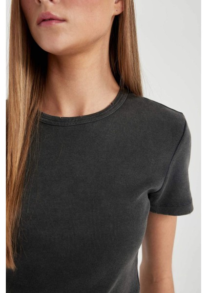 Fitted Bisiklet Yaka Kısa Kollu Yıkamalı Soluk Efektli Tişört