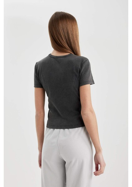 Fitted Bisiklet Yaka Kısa Kollu Yıkamalı Soluk Efektli Tişört