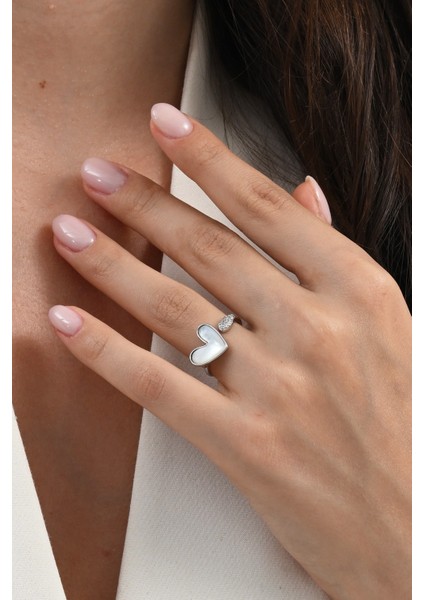 925 Ayar Gümüş Rodyumlu Zirkon ve Sedef Taşlı Aşkın Kalbi Gümüş Yüzük