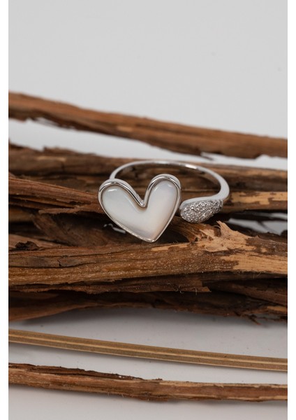 925 Ayar Gümüş Rodyumlu Zirkon ve Sedef Taşlı Aşkın Kalbi Gümüş Yüzük indirimleri