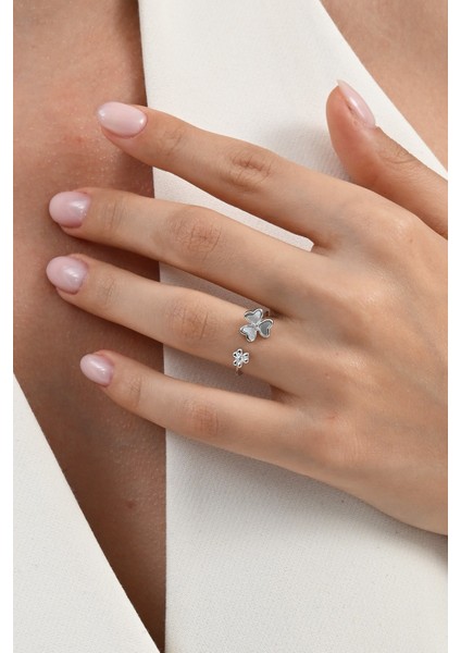 925 Ayar Gümüş Rodyumlu Zirkon ve Sedef Taşlı Üç Yapraklı Yonca Yüzük