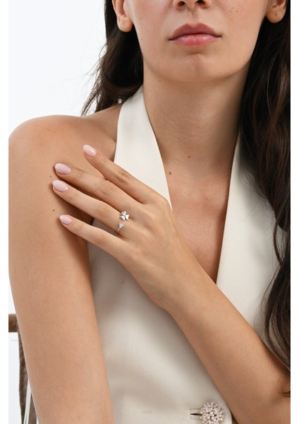 925 Ayar Gümüş Rodyumlu Zirkon ve Sedef Taşlı Üç Yapraklı Yonca Yüzük fırsatları