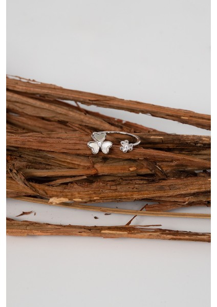 925 Ayar Gümüş Rodyumlu Zirkon ve Sedef Taşlı Üç Yapraklı Yonca Yüzük indirimleri