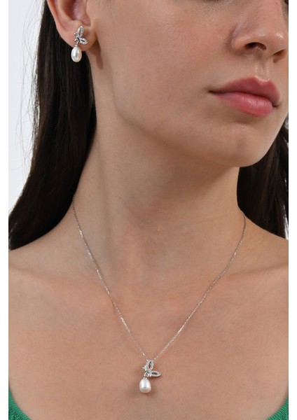 Gümüş Rodyumlu Zirkon Taşlı Kelebek Modeli Kolye ve Küpeden Oluşan Ikili Sallantılı Incili Set SGTL13036RODAJ