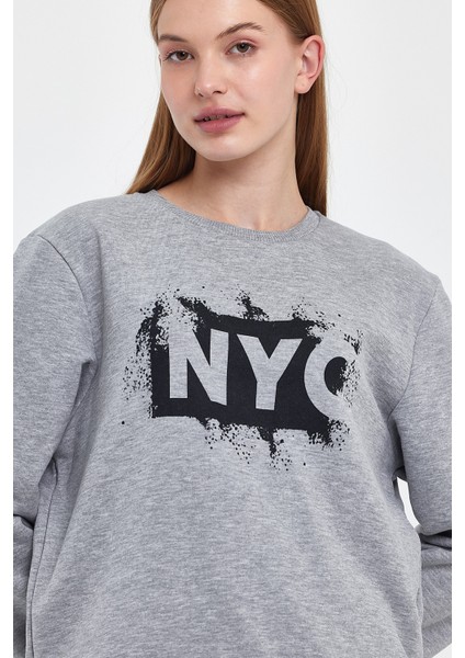 Kadın Bisiklet Yaka Rahat Kalıp 3 Iplik Kalın Nyc Baskılı Sweatshırt SPR24SWK24 modelleri