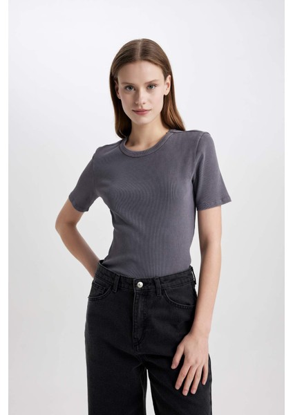 Slim Fit Dar Kesim Bisiklet Yaka Yıkamalı Soluk Efektli Basic Düz Kısa Kollu Tişört